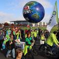 Klimatski aktivisti blokirali promet u Berlinu: 'Neki su se zalijepili i za prometne znakove'