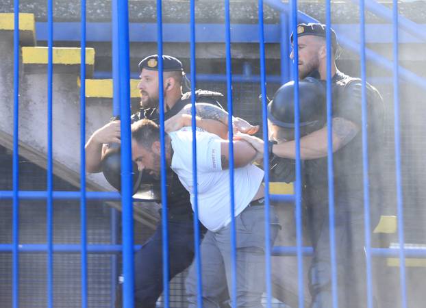 Policija privodi navijače na utakmici između Dinama i Hajduka