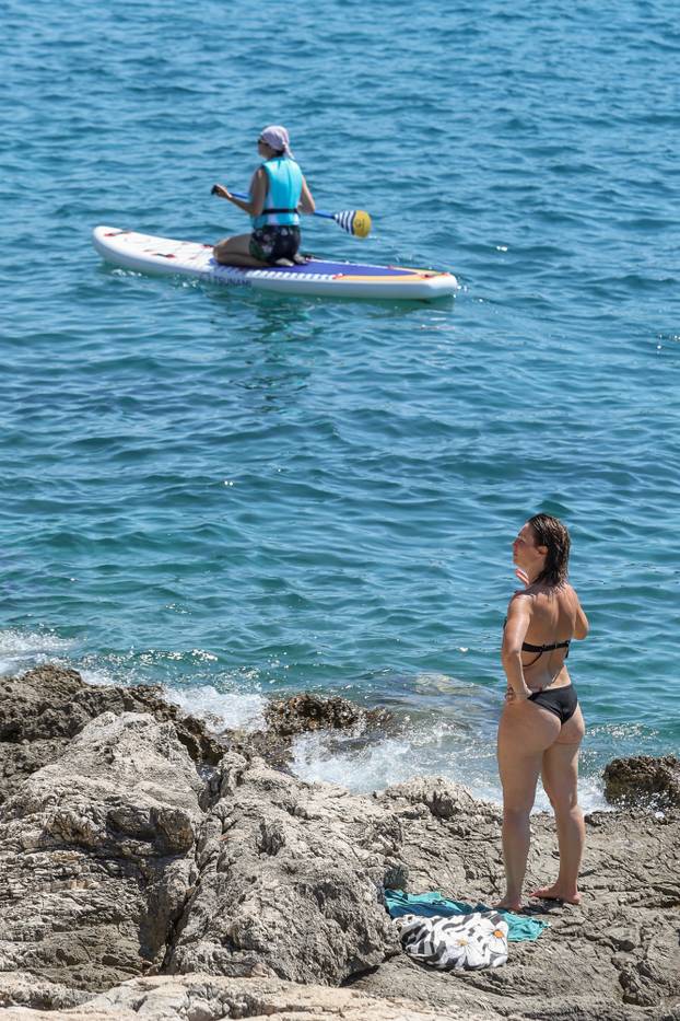 Pulske plaže nisu pretrpane, mnogi izgleda čekaju večernje kupanje