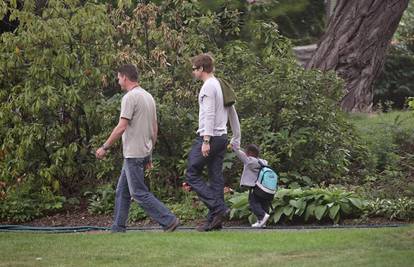 Dok Angelina snima, Brad Pitt  brine za troje djece
