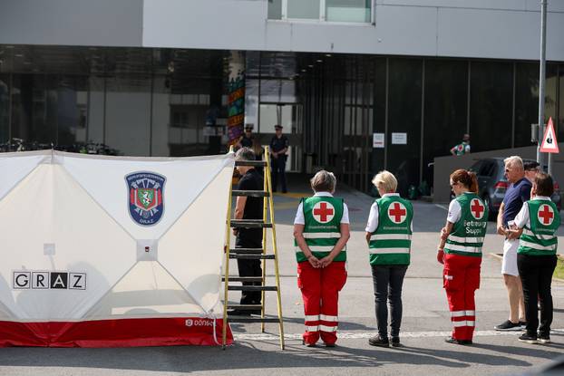 Graz: Dan nakon pokolja u školi brojni građani i učenici polažu cvijeće i pale svijeće za ubijene