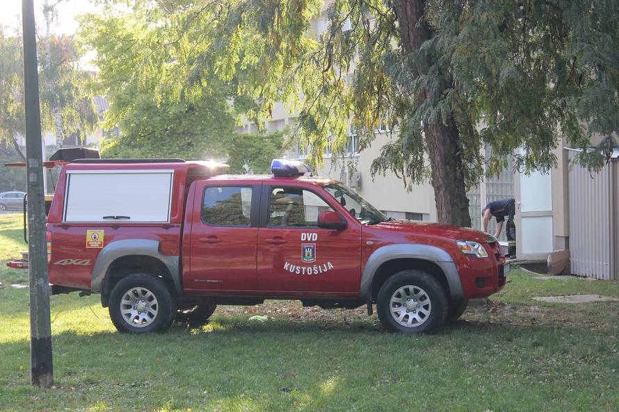 Ponovno pukla cijev na Selskoj: Vatrogasci od jutra ispumpavali vodu iz poplavljenih objekata