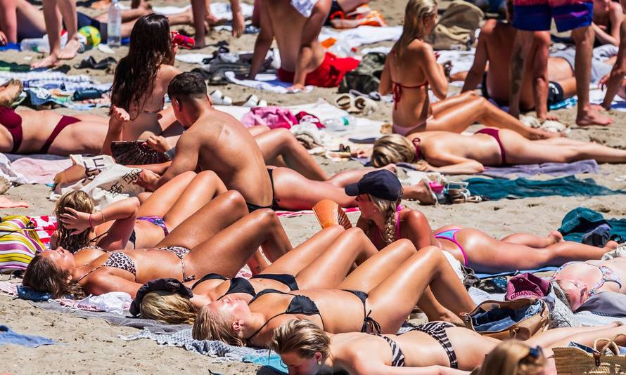 Zatvorili vrh Eiffelovog tornja i škole. U Italiji već troje mrtvih