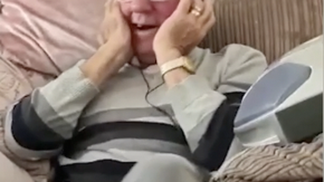 Ima Alzheimerovu bolest, a kad je čuo svoju omiljenu pjesmu odmah se sjetio pa zaplesao