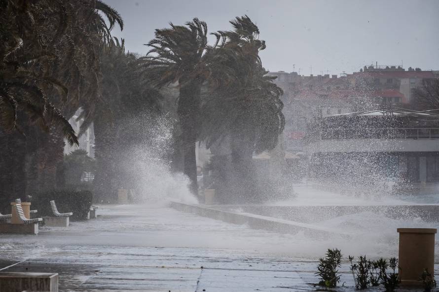 Split: Orkansko jugo potopilo rivu te stvaralo probleme u pomorskom prijevozu