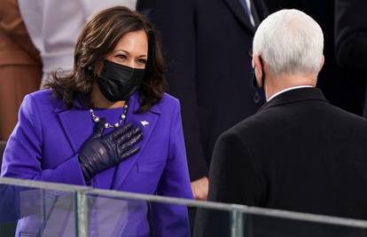 Kamala Harris je influencerica: Sada svi žele nositi bijele bisere