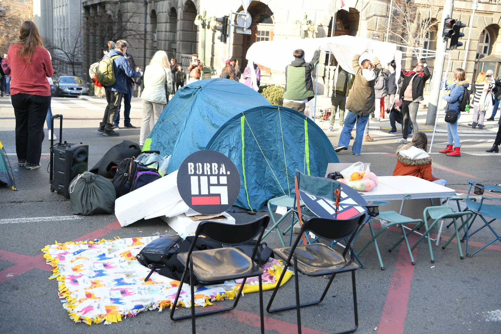 Beograd: Studenti započeli 24-satnu blokadu zbog navodne krađe glasova na izborima  