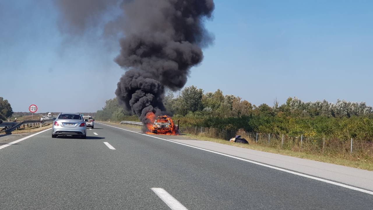 'Vozač je u nevjerici promatrao kako mu vatra guta automobil'