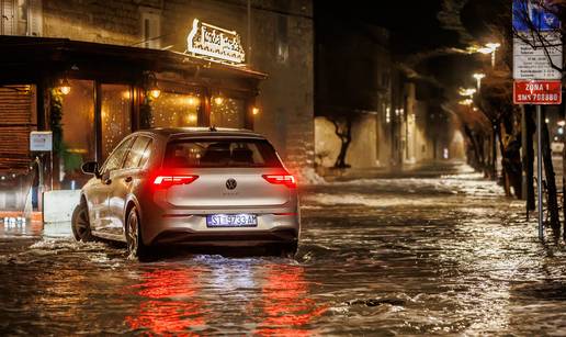 FOTO Dio Ka&scaron;tela potopljen! Pogledajte nevjerojatne scene