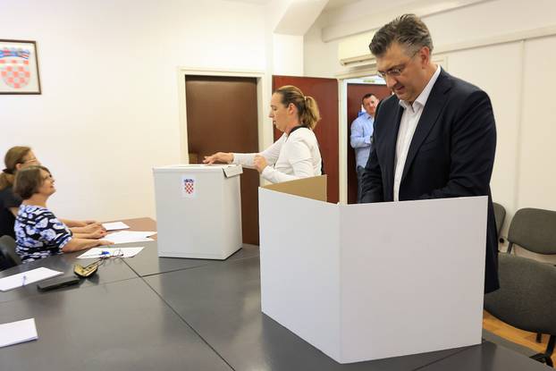 Zagreb: Andrej Plenković glasovao na izborima za EU parlament
