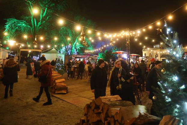 Karlovac: Svečano otvoren Advent