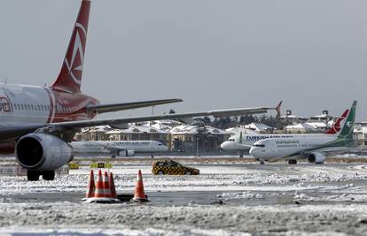 Istanbul je zatrpan snijegom: Morali otkazati stotine letova