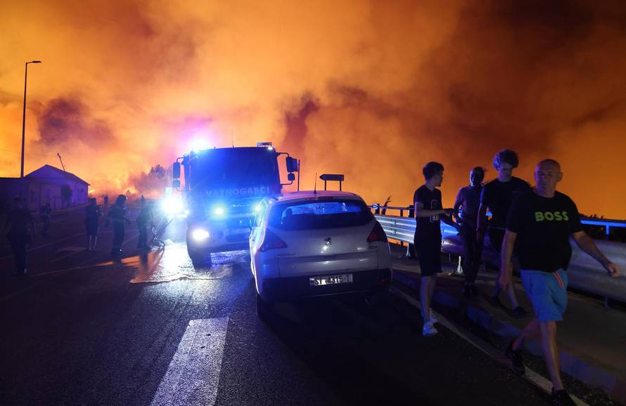 Požar kod Omiša: Evakuiran velik broj turista i mještana, pred vatrogascima je besana noć