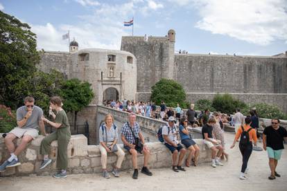 FOTO U Dubrovniku ljeto, a u Puli se šeta u jaknama: Neki su glave pokrili zimskim kapama...