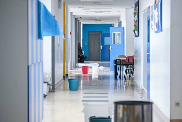 Zagreb: Ministar Fuchs zajedno s Tomislavom Toma&scaron;evi&cacute;em obi&scaron;ao je Osnovnu &scaron;kolu Remete koja je stradala u nevremenu