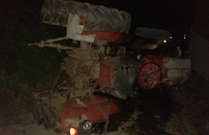 Pijan vozio neregistrirani traktor pa se prevrnuo na bok