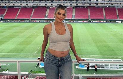 Fani Stipković pokazala trbuščić na nogometnom stadionu pa je poručila: 'Tatinim stopama...'