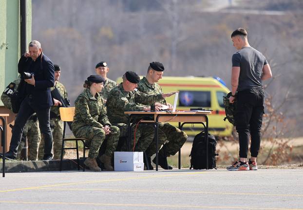 Ministar Anušić i general Kundid na prvom danu TVO-a na Slunju