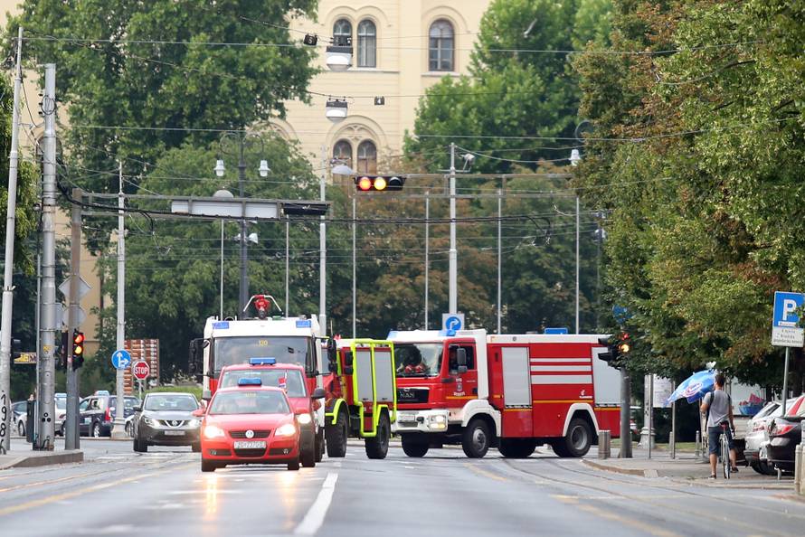 Zagrebački vatrogasci se uz zvukove sirena vratili u Savsku