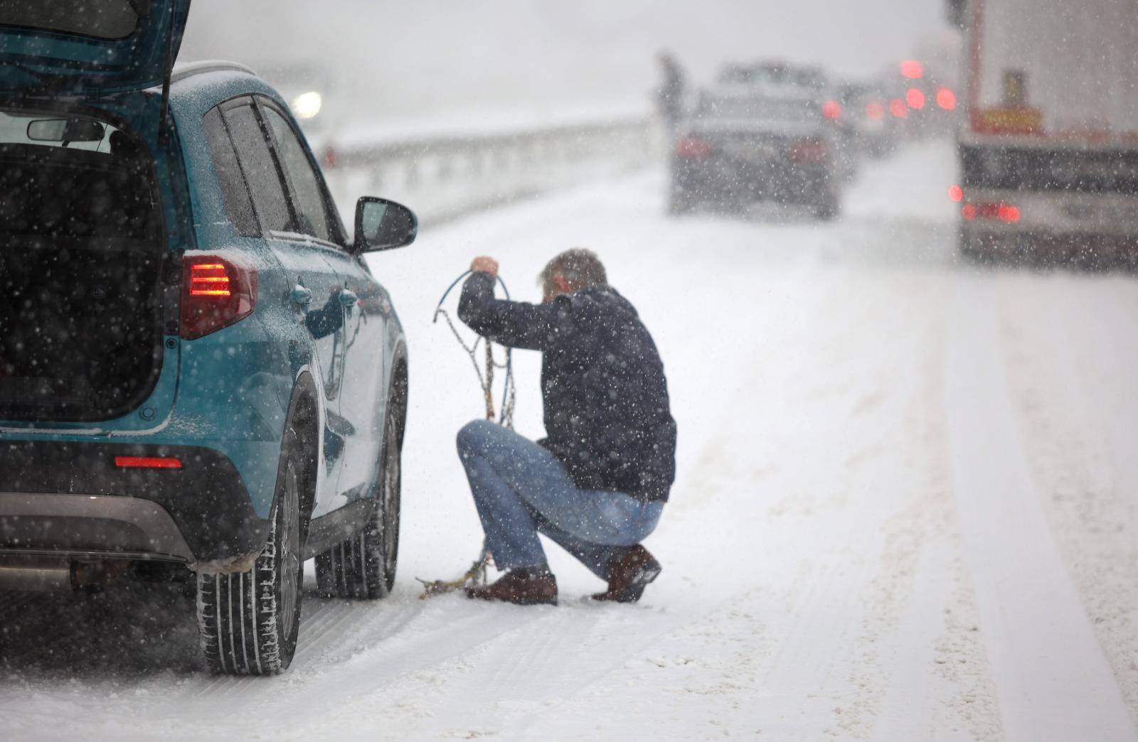 Zbog snijega na A1 vozači stavljaju lance na automobile