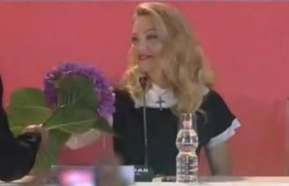 Obožavatelj joj darovao cvijet, a Madonna zakolutala očima