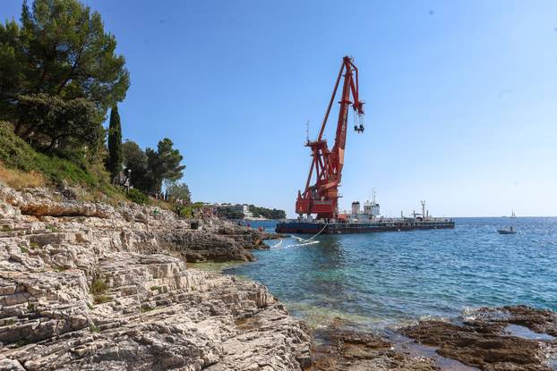 Pula: Na Zlatnim stijenama uklonjen kamion za smeće koji je otklizao u more