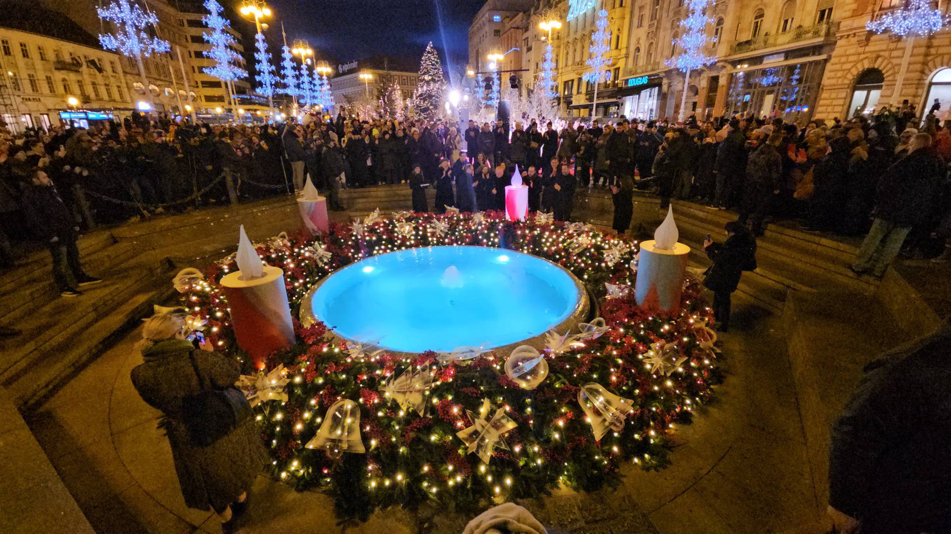 VIDEO Advent u Zagrebu: Cijeli grad okićen u božićnom duhu, upalili prvu adventsku svijeću