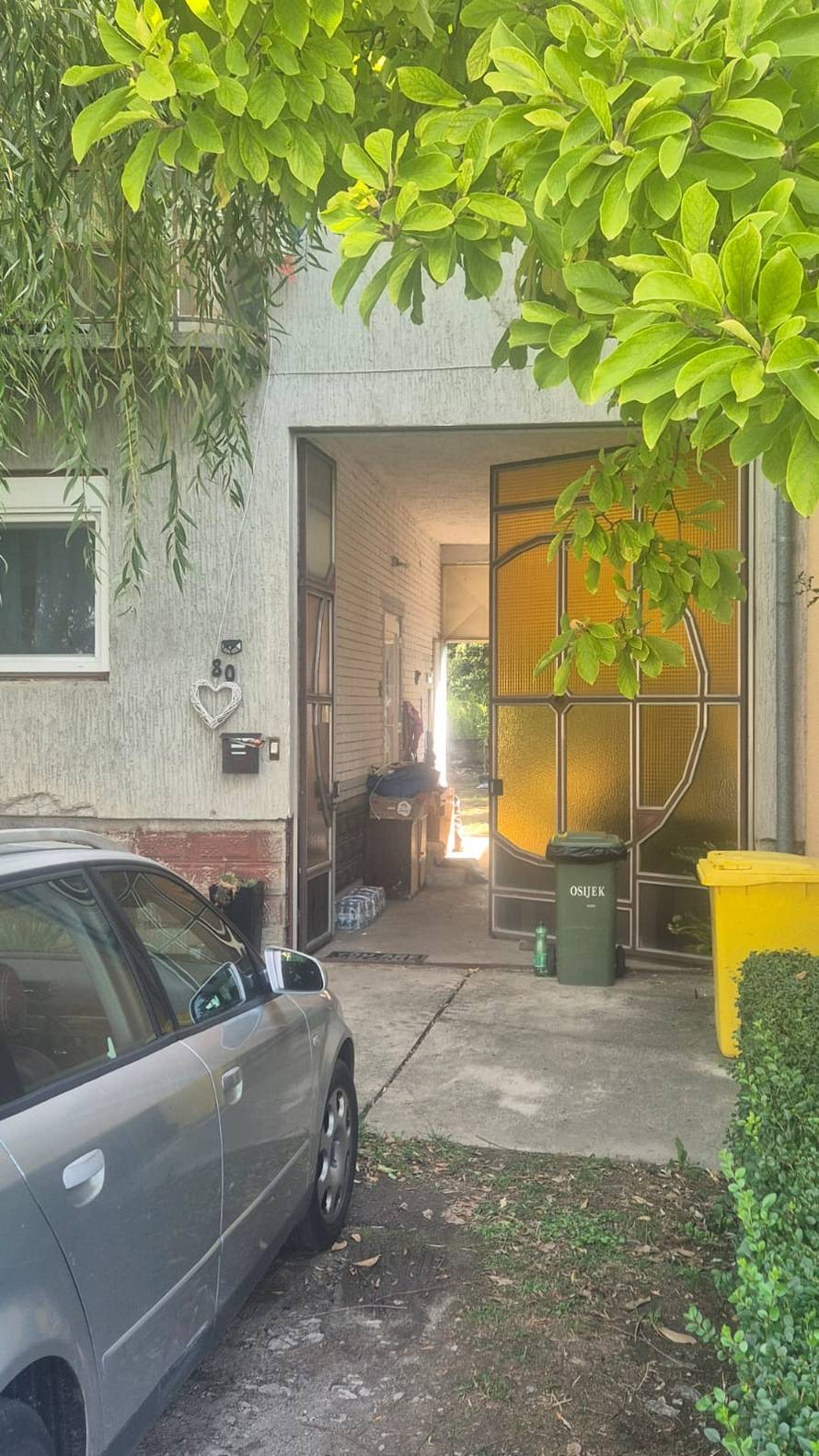 VIDEO 24sata na mjestu strave: Čovjeka doveli u lisicama, ostaci žene pronađeni su u septičkoj?!