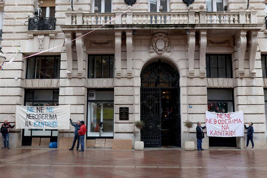 Rijeka: Prosvjed "Stop neboderima na Kantridi" uoči sjednice Gradskog vijeća