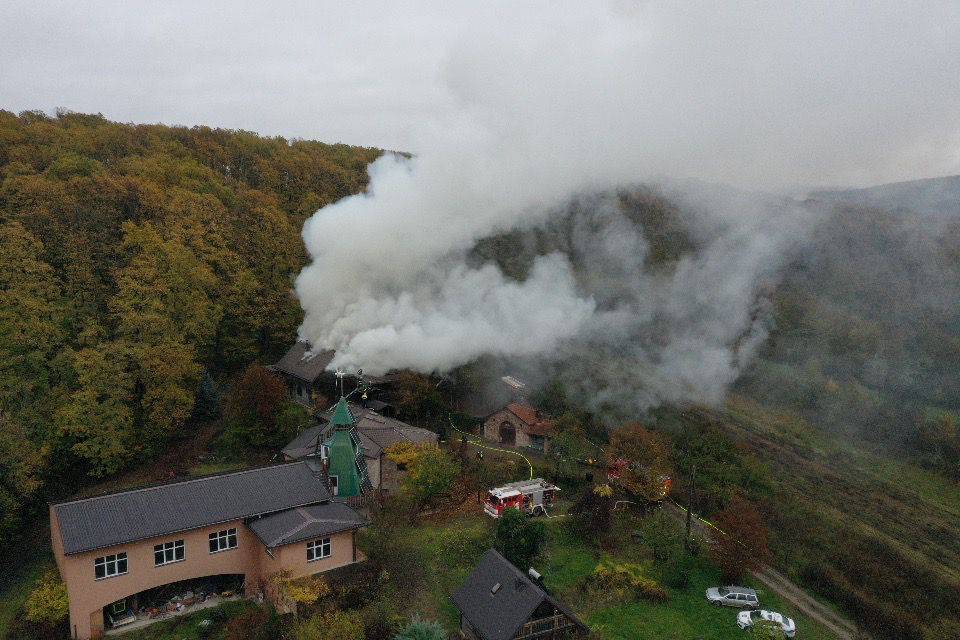 VIDEO Zapalio se drveni turistički kompleks u Slavoniji, gusti dim  prekrio naselje kod Pleternice