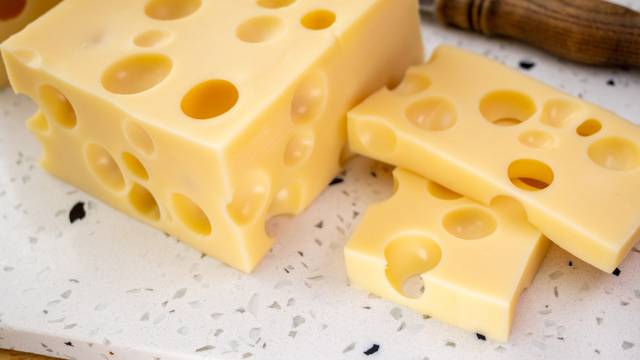 Znate li zašto švicarski sirevi imaju rupe? 'Kriva' je bakterija