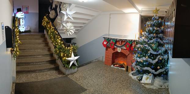 FOTO Božićna idila na stubištu: 'Imamo snjegovića, bor, kamin. Nedostaje samo dekica i knjiga'