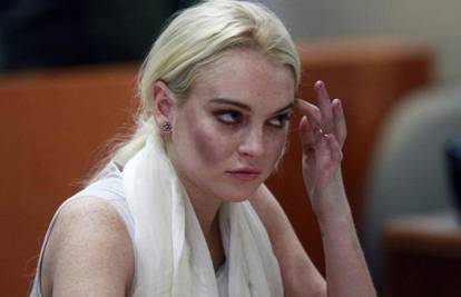 Lindsay Lohan ribala podove na koljenima i čistila je zahode