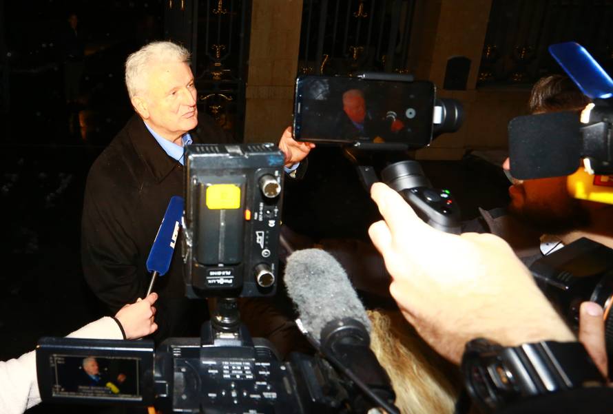 Zagreb: Ivica TodoriÄ se ispred Kulmerovih dvora obratio medijima