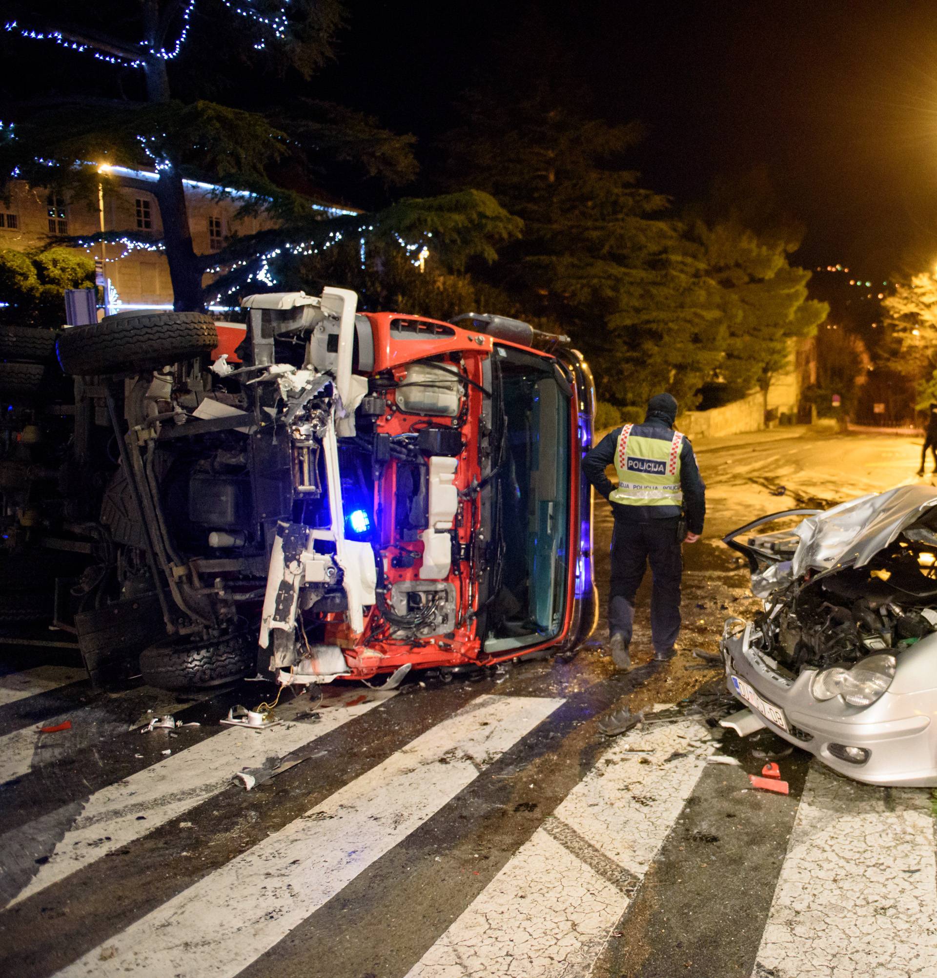 Teška nesreća u Dubrovniku: Sudarili se automobil i cisterna