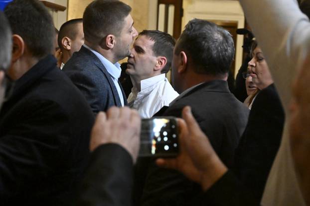 Beograd: Tučnjava u parlamentu, predstavnici opozicije pokušali spriječiti održavanja kolegija