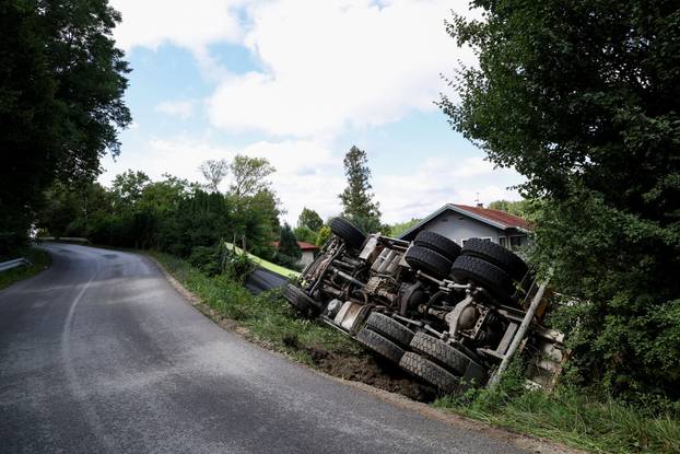 Jastrebarsko: Kamion probio ogradu kuće za odmor