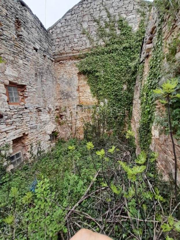 FOTO U Istri prodaju ruševinu s pogledom na more. Cijena je sitnica! Pogledajte to kamenje