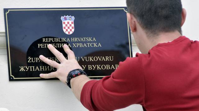 'Neka Vlada stavi dvojezične ploče na institucije u Vukovaru'