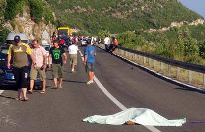 Dubrovnik: Naletio na auto motorom,  pao te poginuo