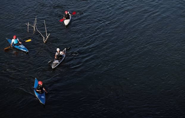 Zagreb: Kajakašice i kajakaši uživaju u Savi čiji je nizak vodostaj otkrio sprudove