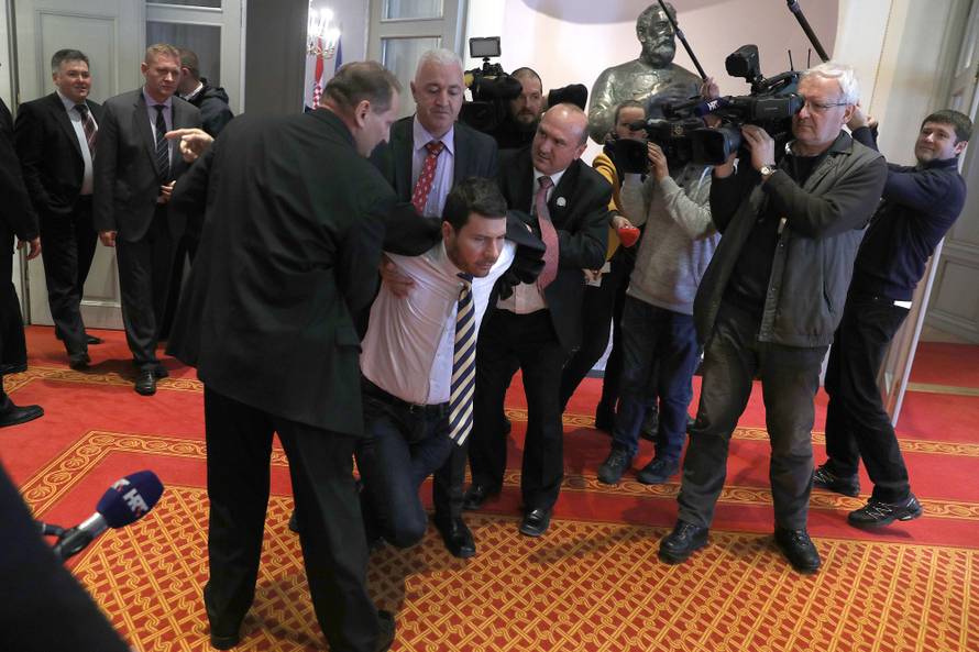 Culej  opsovao i  napao Pernara: 'Balavac jedan, sram te bilo!'