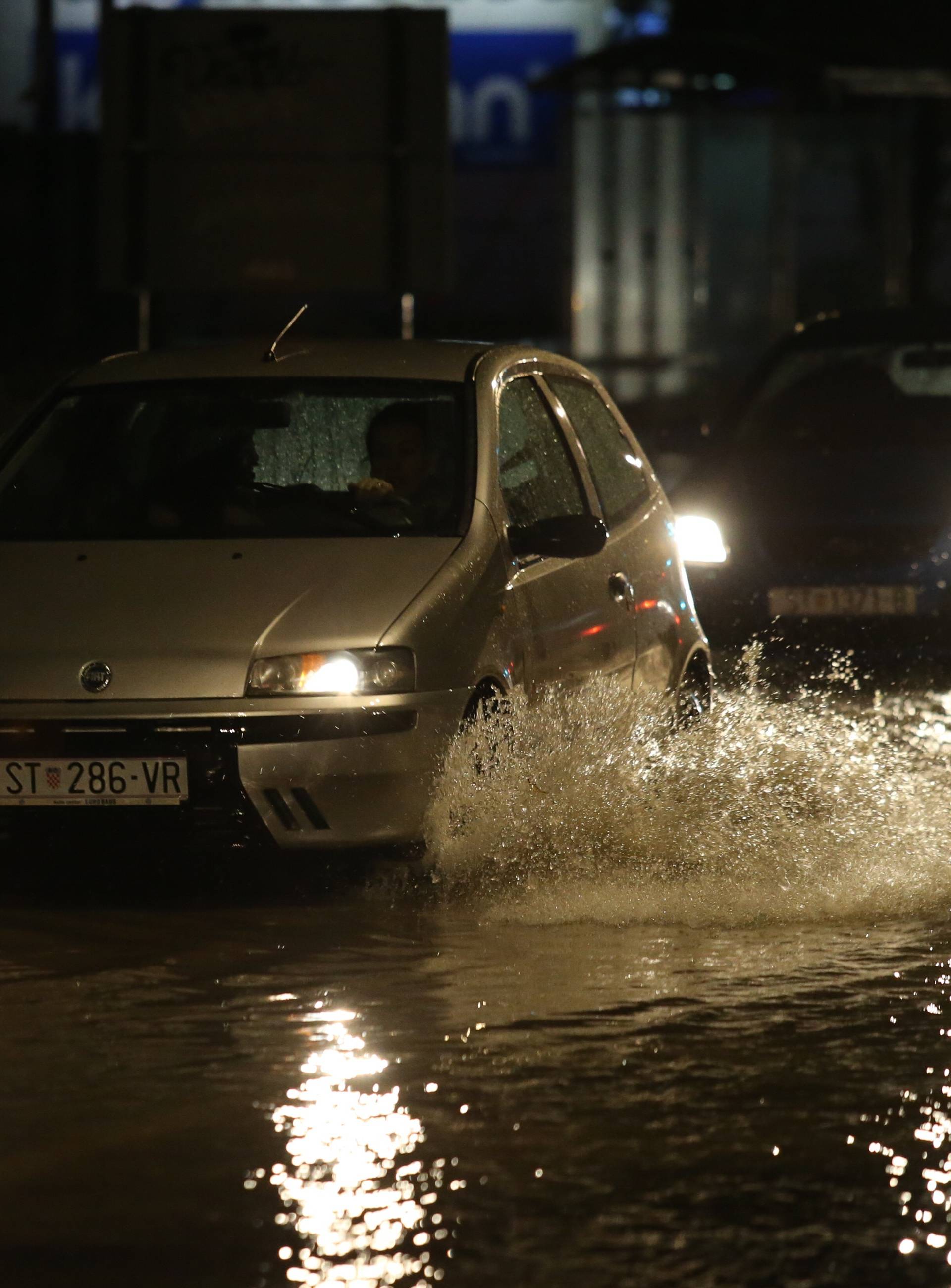 Split: Obilna kiÅ¡a stvorila probleme u prometu i poplavila ceste
