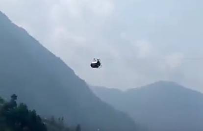 Dramatična akcija u Pakistanu: Djeca zapela u žičari na 274 m visine, pokušavaju doći do njih