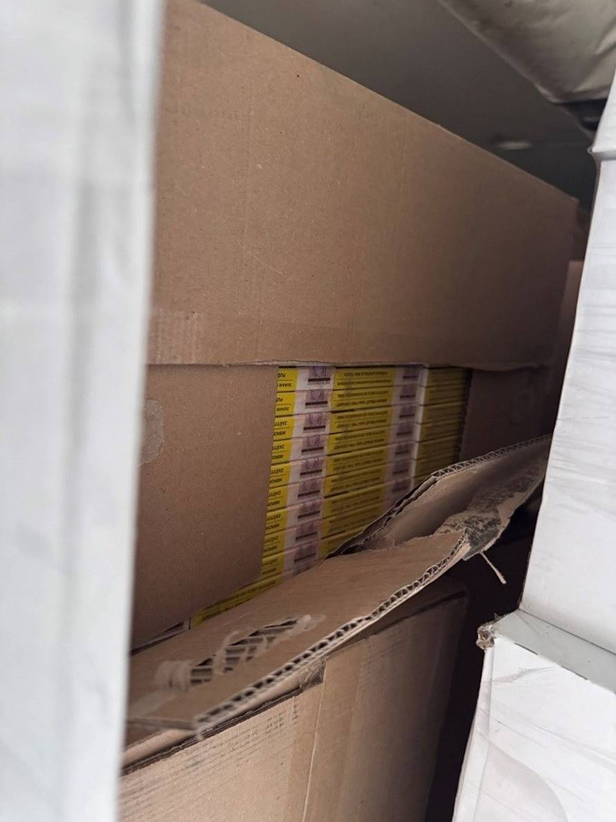 FOTO Srbin na granici prijavio da prevozi  majonezu i senf. Našli mu 240.000 cigareta!