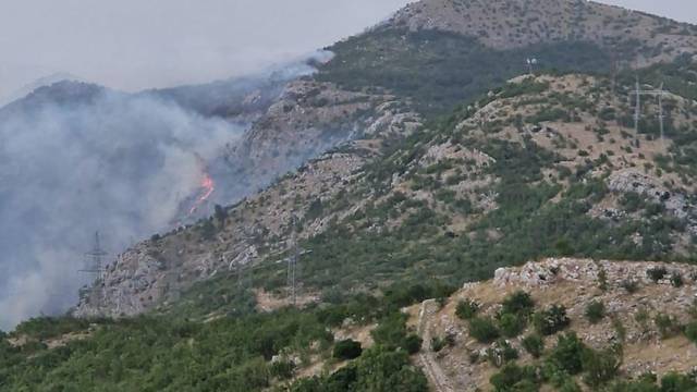Veliki požar kod Cavtata: Jaki vjetar dodatno otežava situaciju
