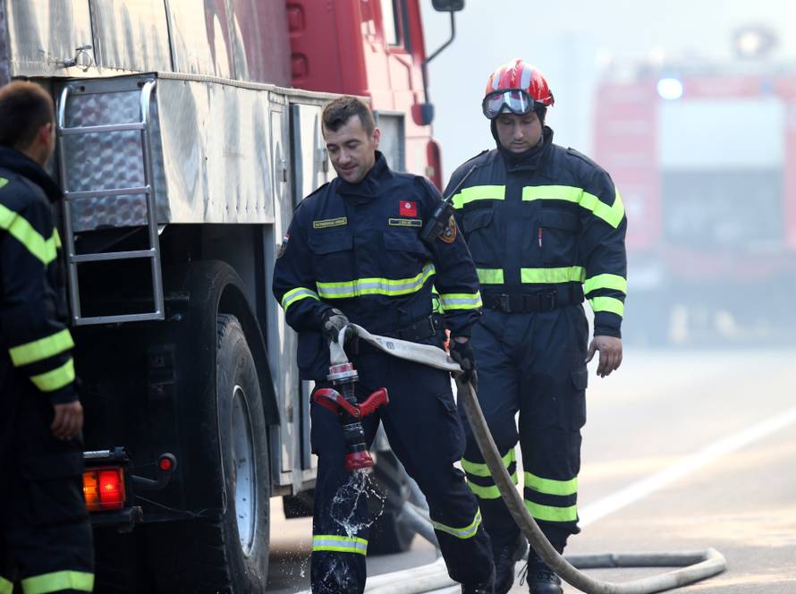 Kanader pomaže u gašenju, u Makarsku stiže i 150 vojnika