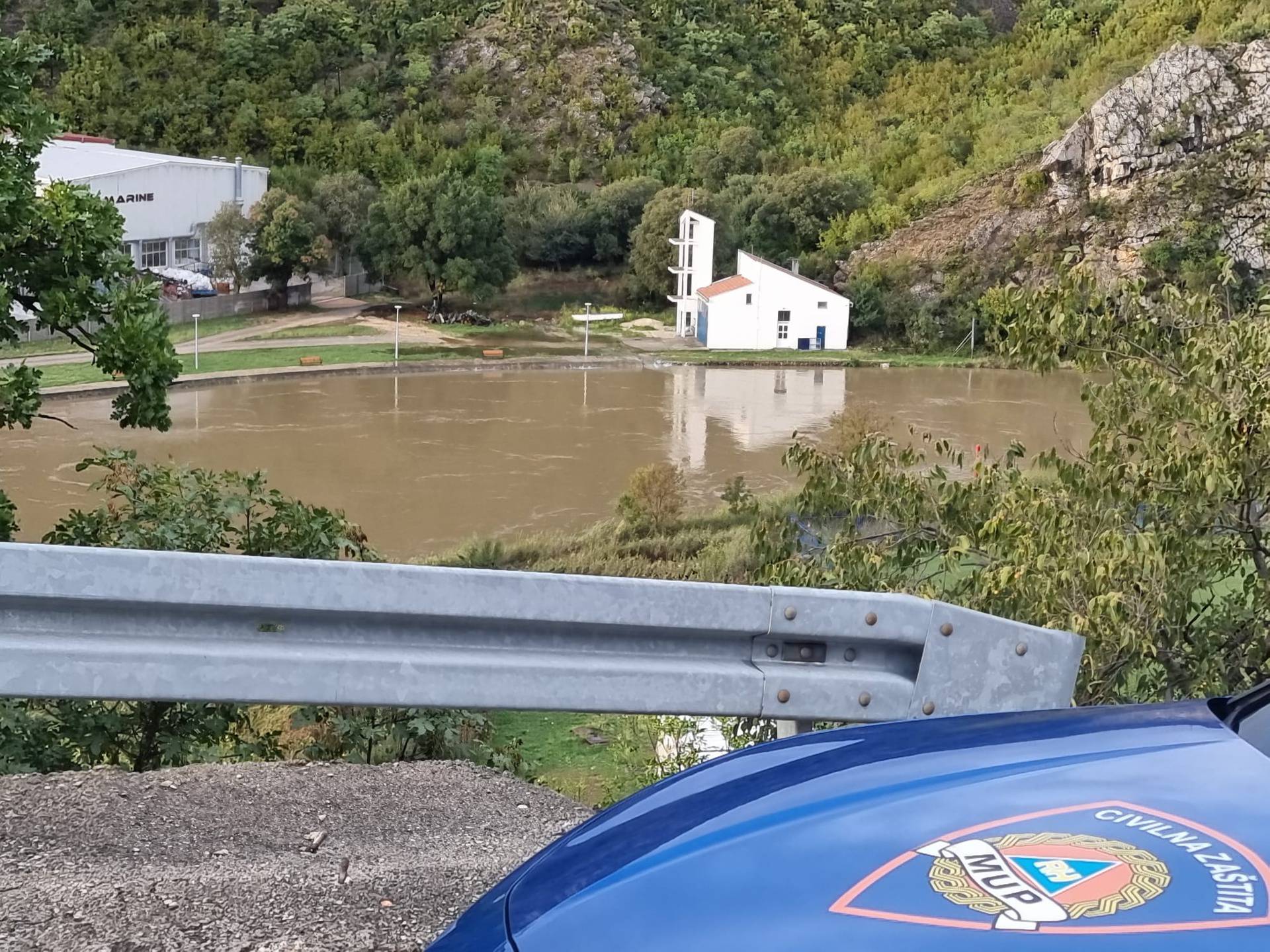 Raste vodostaj Zrmanje i Une: Hrvatska Kostajnica i Obrovac digli vreće i barijere za poplave