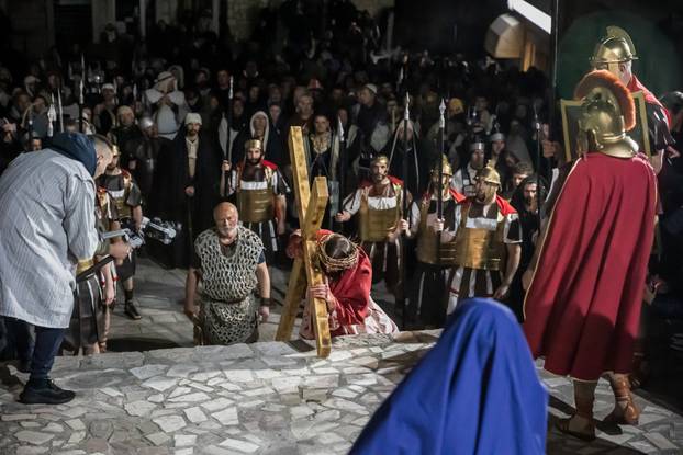 U Imotskom na Cvjetnicu uprizorena „Imotska Muka“, scenski prikaz Muke Gospodina našega Isusa Krista 