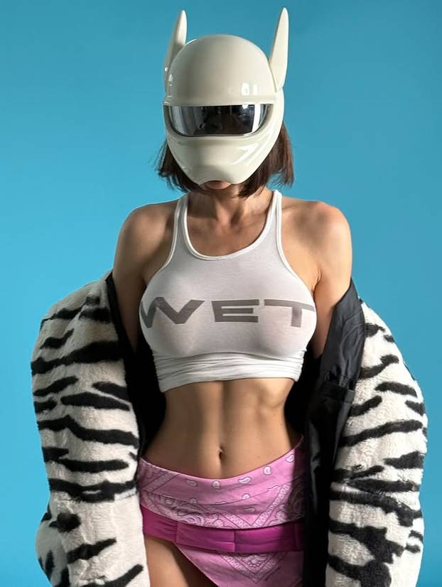 FOTO Umjetnica šetala Korzom potpuno gola i šokirala građane